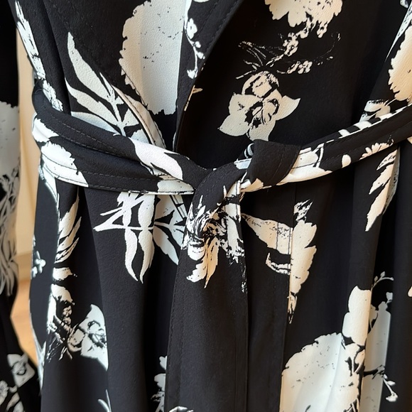 NWOT cinq a sept black and white floral print belted lightweight trench coat. - Picture 4 of 14